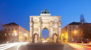 Siegestor_München_abends-4